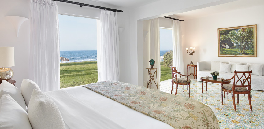 01-4-bedroom-villa-on-the-beach-with-outdoor-hydromassage-bathtub-luxury-accommodation-in-crete